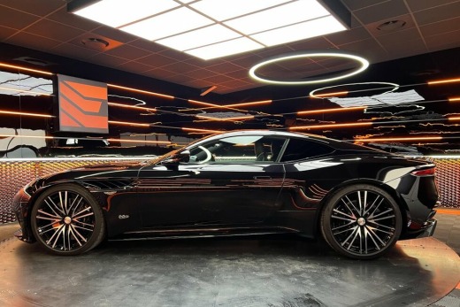 ASTON MARTIN DBS COUPE SUPERLEGGERA 725 TOUCHTRONIC3